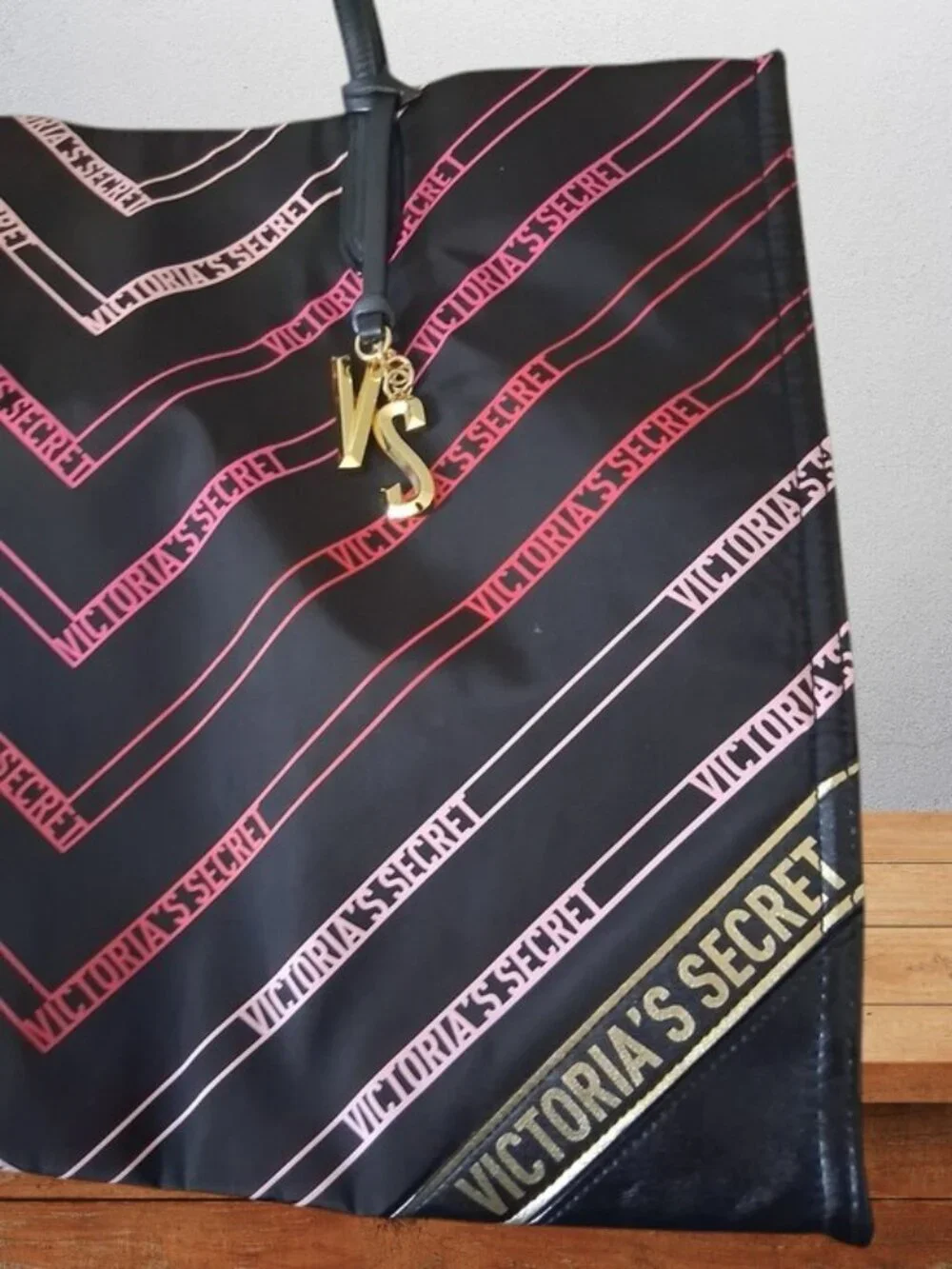 Victoria’s Secret Black Tote Bag Pink Red Signature Stripe Gold Charm Large Carr
